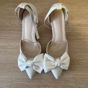 Elegant Cream Bow Women's Shoes